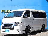 「10人乗り×フルフラット。ハイエースがもっと自由になる、新・室内空間。」