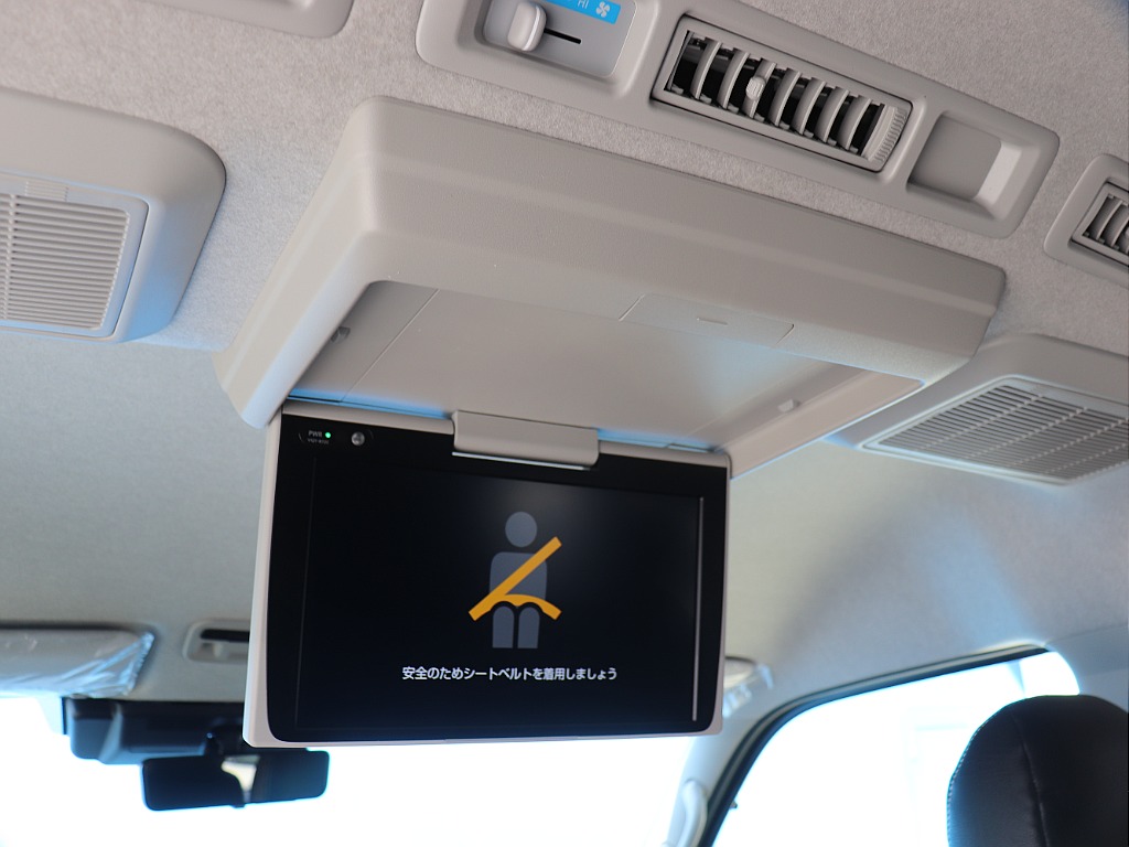 トヨタ純正12.1型フリップダウンモニター付きで後席も快適なドライブになります！