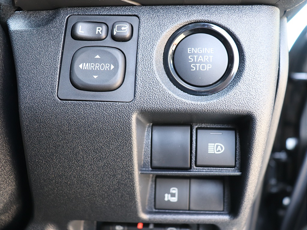 プッシュスタートスマートエントリー！運転席スイッチ類！自動ドアは運転席からも開閉操作可能です