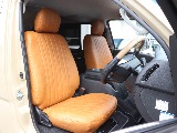 全席クラシックレザーキャメルシートカバー装着済みで統一感ある車内に♪