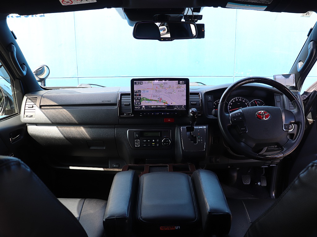 走行時も運転をサポートしてくれるアームレスト！ステアリングスイッチは走行時もハンドルから手を放す事なくチャンネル操作が可能です♪