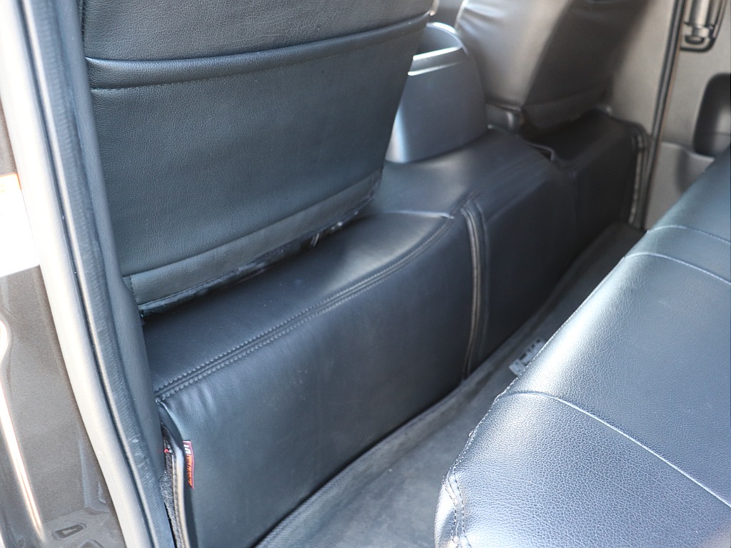 UIエンジンフードカバー装着済みで車内に響くエンジン音を軽減させます！