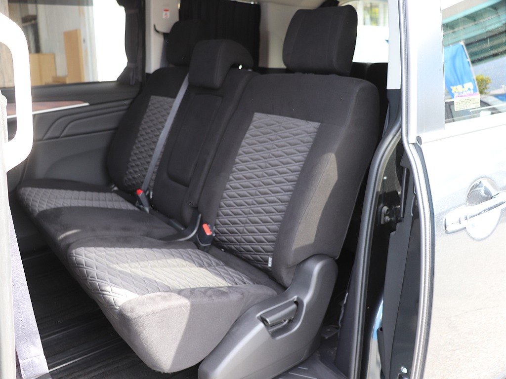 2列目シート３人かけです