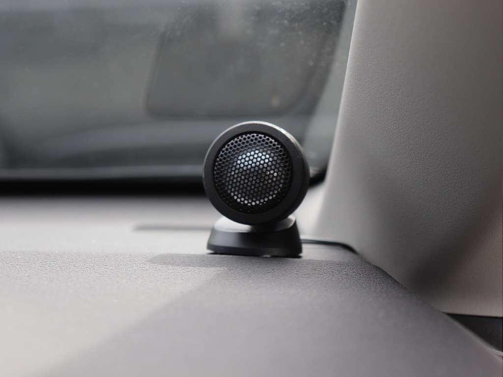 純正スピーカーにアドオンするだけで高音域を強化できるチューンアップツイーターです。