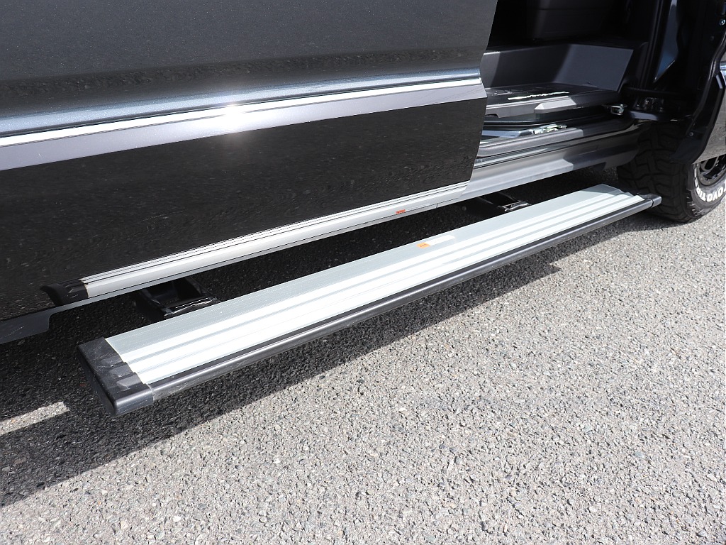 ドアの開閉に連動して自動で展開・格納される乗り降り補助用ステップ。走行時は格納されているため、車体の最低地上高を損なわない設計になっています。