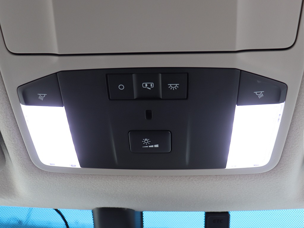 レンズ部分を直接押すと、左右個別に点灯・消灯ができます。