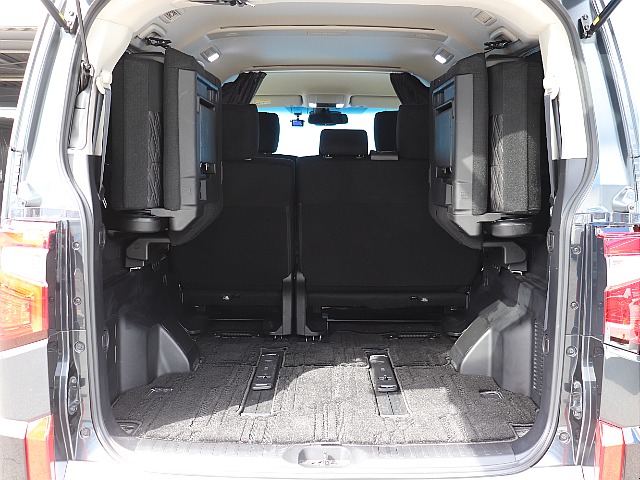 後部シートを跳ね上げる事によってより広いスペースを確保◎