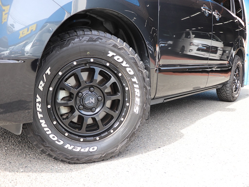 OYO TIRES（トーヨータイヤ）の「OPEN COUNTRY」などのホワイトレタータイヤが装着されています。