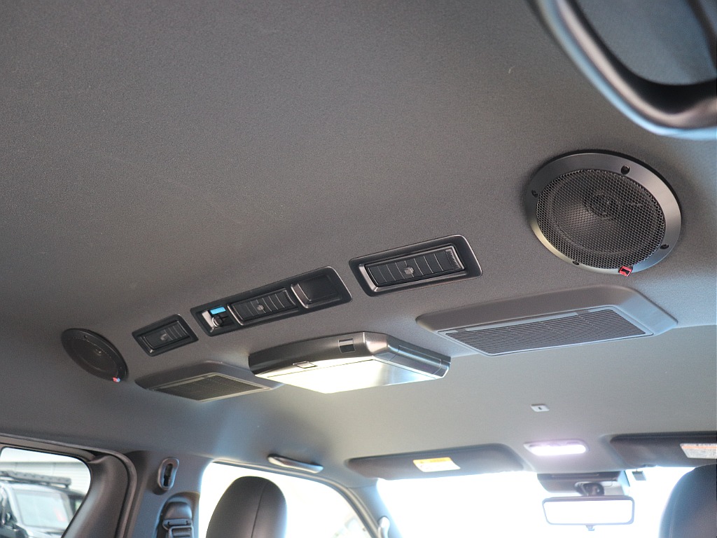 天井から包み込まれるようなサウンドで、車内がまるでライブ空間に！後席までしっかり音が届くので、ドライブがもっと楽しくなります！