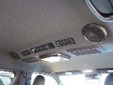 天井から包み込まれるようなサウンドで、車内がまるでライブ空間に！後席までしっかり音が届くので、ドライブがもっと楽しくなります！