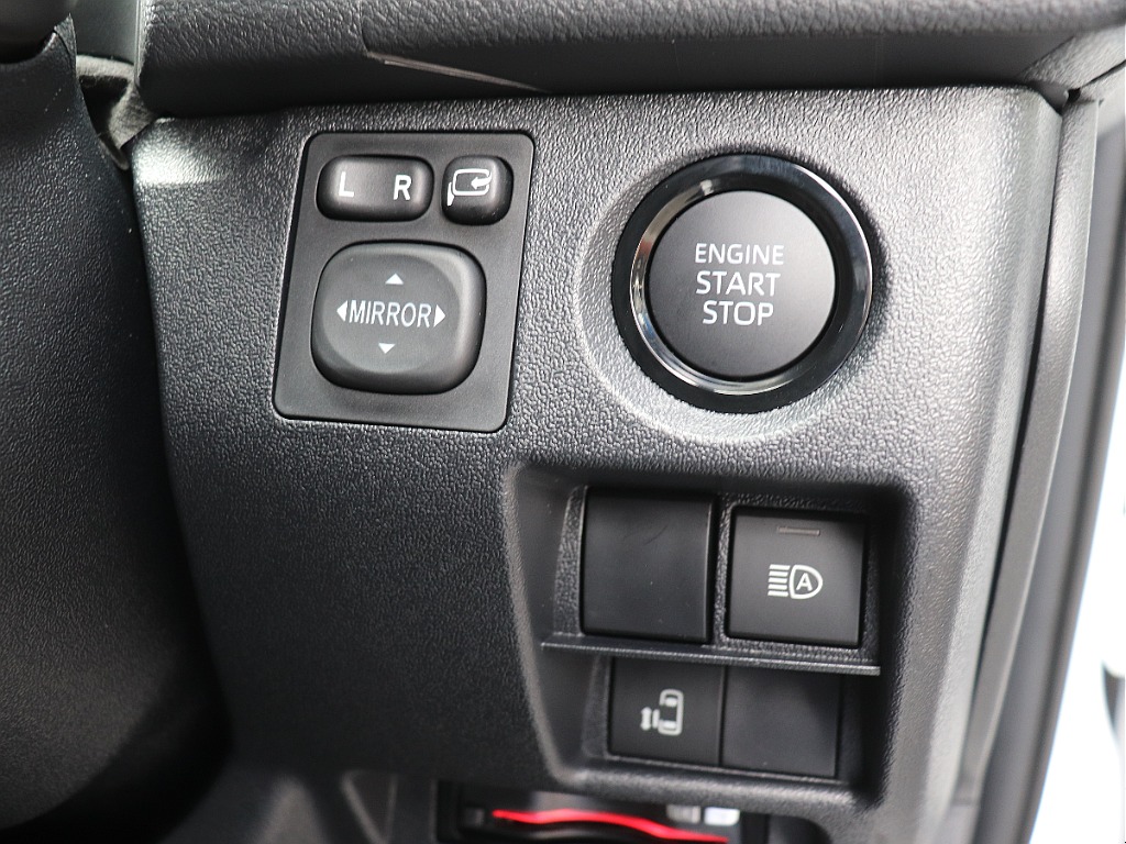 プッシュスタートスマートエントリー！自動ドアの開閉操作は運転席からも可能です
