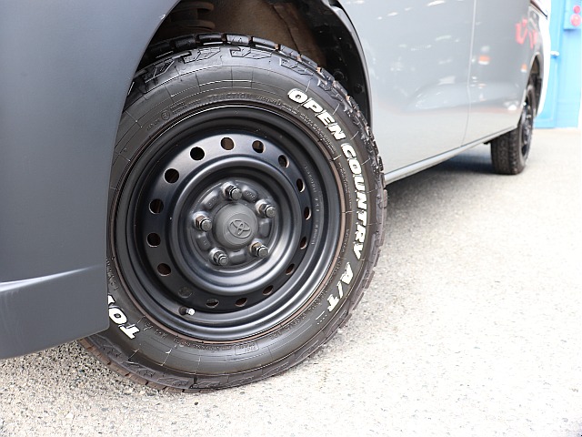 足回りには、純正ホイール(マットブラック塗装)14インチ、TOYOオープンカントリータイヤをインストール