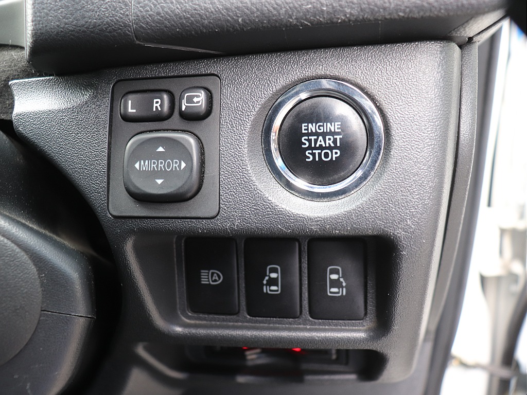 プッシュスタートスマートエントリー！自動ドアの開閉操作は運転席からも可能です！