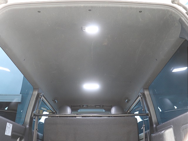 室内灯LED装備！明るく見やすい車内空間を実現し、夜間の乗り降りや荷物の出し入れも快適です。