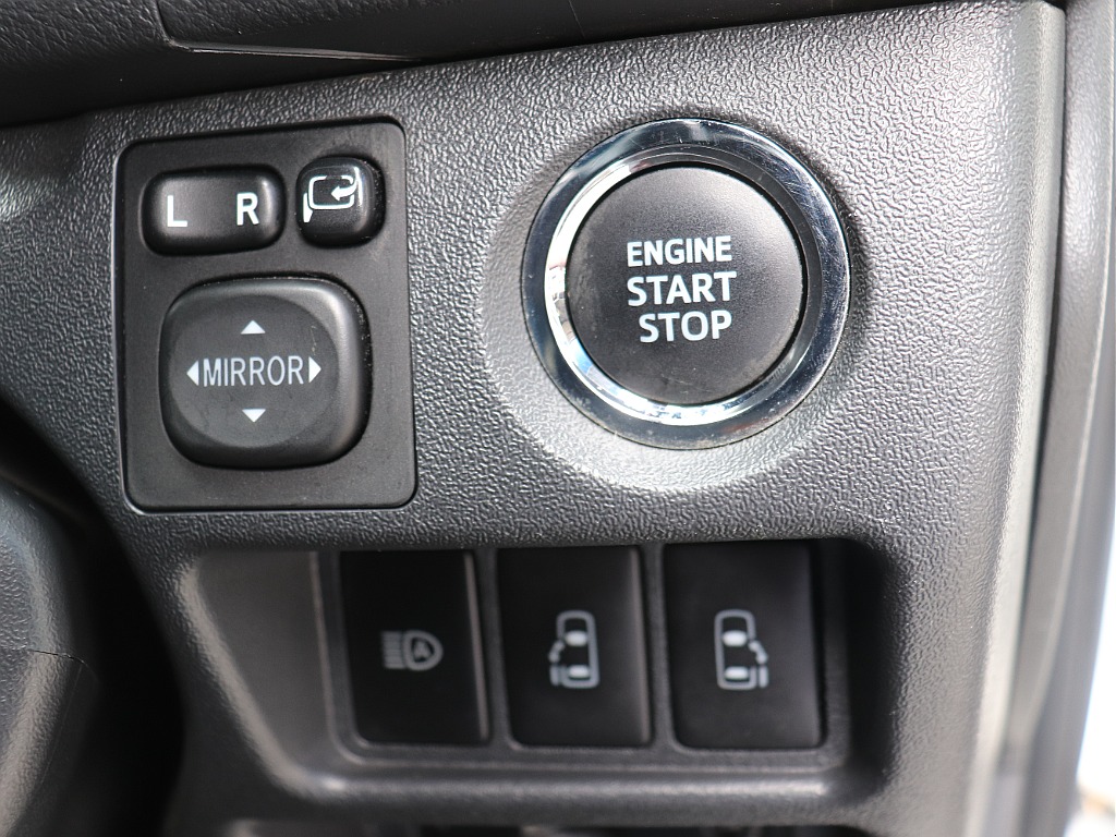 プッシュスタートスマートエントリー、自動ドアの開閉操作は運転席から可能です