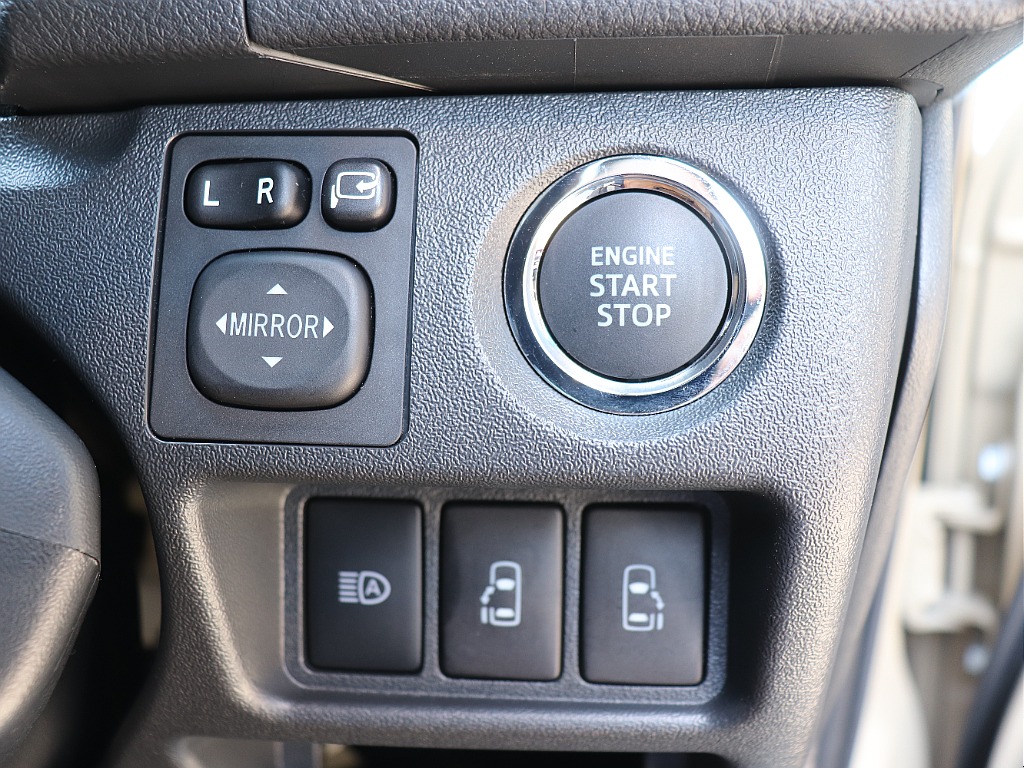 プッシュスタートスマートエントリー、自動ドアの開閉操作は運転席から可能です◎