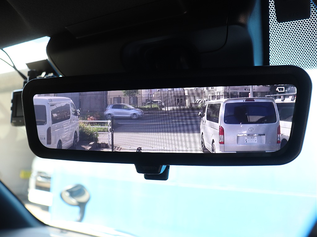 メーカーオプションのデジタルインナーミラーは後部に荷物が載っていても後ろを映し出してくれます！