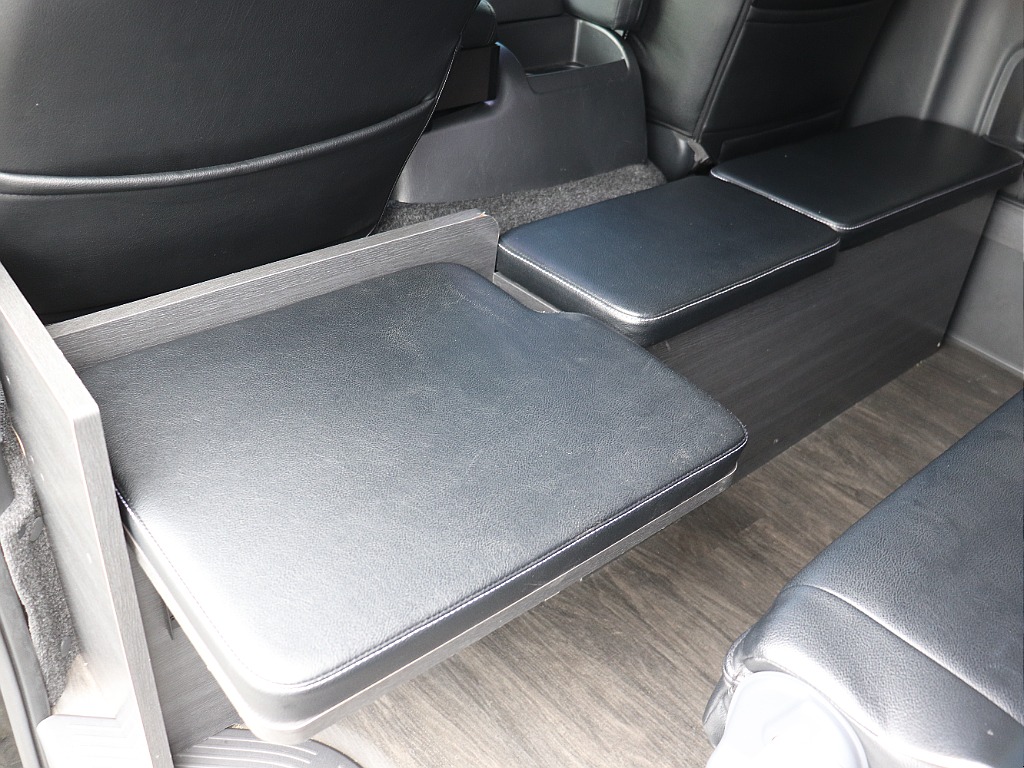 いざという時は、1.5列目のシートを起こして使用することで10人乗車も対応可能！
