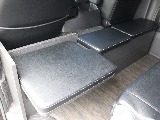 いざという時は、1.5列目のシートを起こして使用することで10人乗車も対応可能！