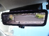メーカーオプションのデジタルインナーミラーは、後部に荷物が載っていても、後席を映し出してくれます