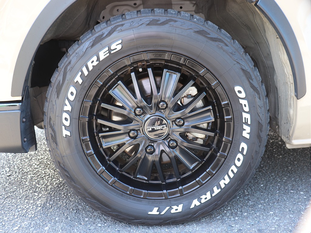 足元にはFLEX MF01 16インチアルミホイールとTOYO オープンカントリーをインストール。