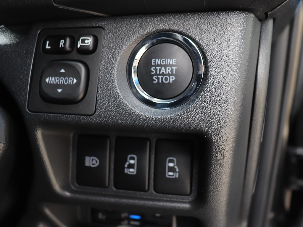 プッシュスタート 自動ドアの開閉操作は運転席からも可能です