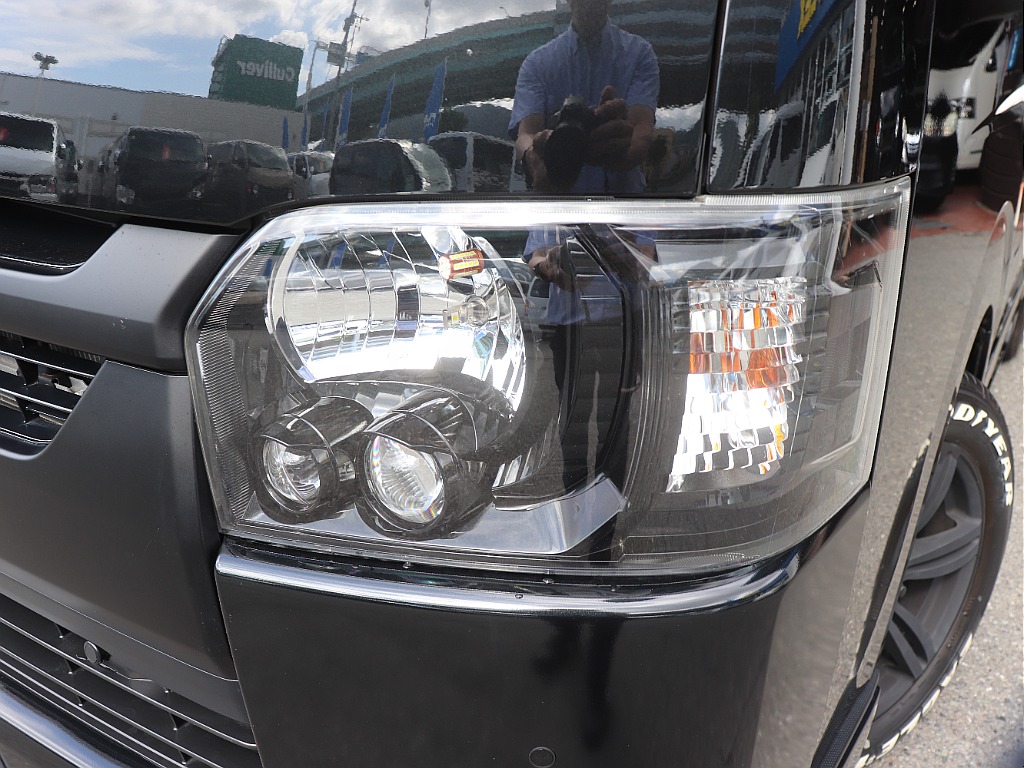 ヘッドライトにはインナーブラック塗装 LED
