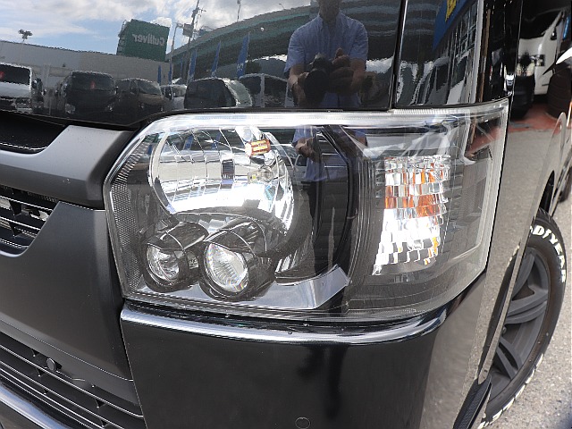 ヘッドライトにはインナーブラック塗装 LED