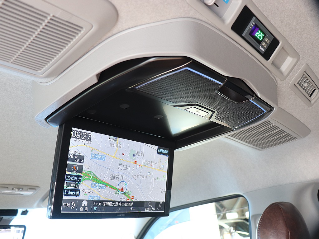 ALPINE　12.8型フリップダウンモニターで後席ゲストも快適?
