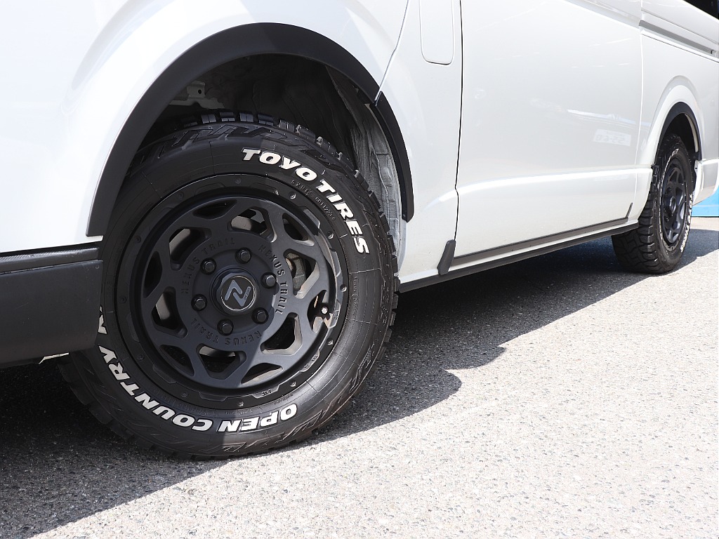 視覚的ローダウン効果のあるオーバーフェンダーを装着した足回りには、NT1　16インチAW、TOYOオープンカントリータイヤをインストール