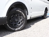 視覚的ローダウン効果のあるオーバーフェンダーを装着した足回りには、NT1　16インチAW、TOYOオープンカントリータイヤをインストール
