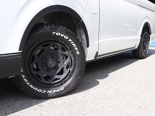 視覚的ローダウン効果のあるオーバーフェンダーを装着した足回りには、NT1　16インチAW、TOYOオープンカントリータイヤをインストール