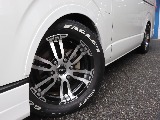 視覚的ローダウン効果のあるオーバーフェンダーを装着した足回りには、Deｌｆ0217インチＡＷ、ナスカーホワイトレタータイヤをインストール