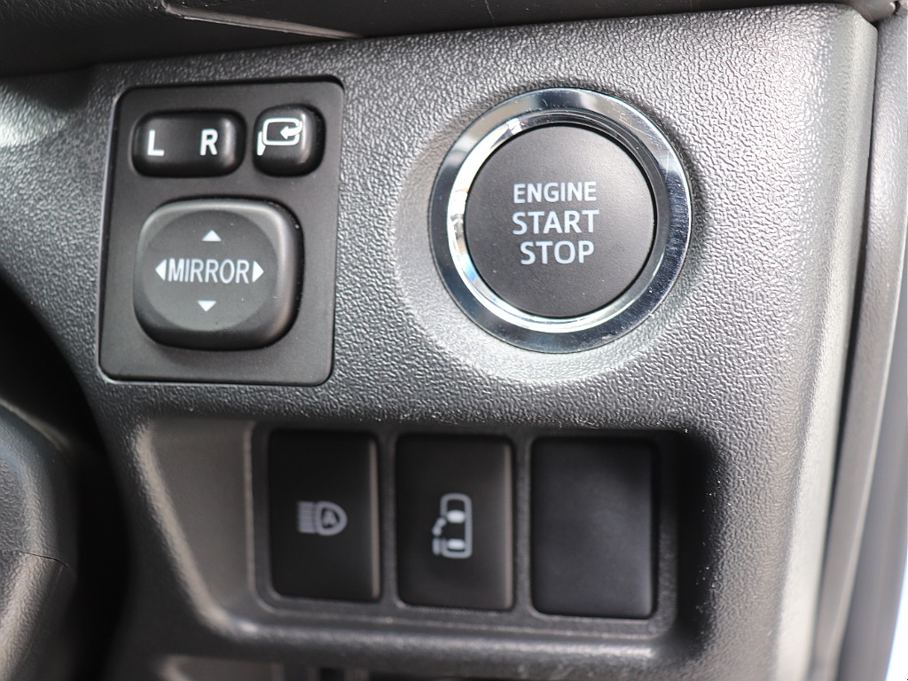 プッシュスタートスマートエントリー！自動ドアの開閉操作は運転席からも可能です