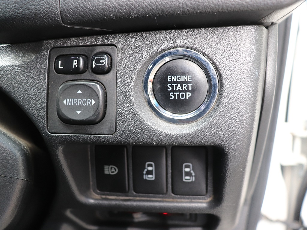 プッシュスタートスマートエントリー、自動ドアの開閉操作は運転席からも可能です