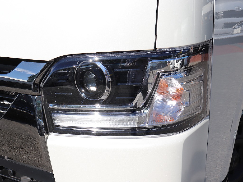 Bi-Beam（バイビーム）LEDヘッドランプは、1灯の光源だけでロービーム（近目）とハイビーム（遠目）の切り替えを行える先進的なヘッドライトシステム