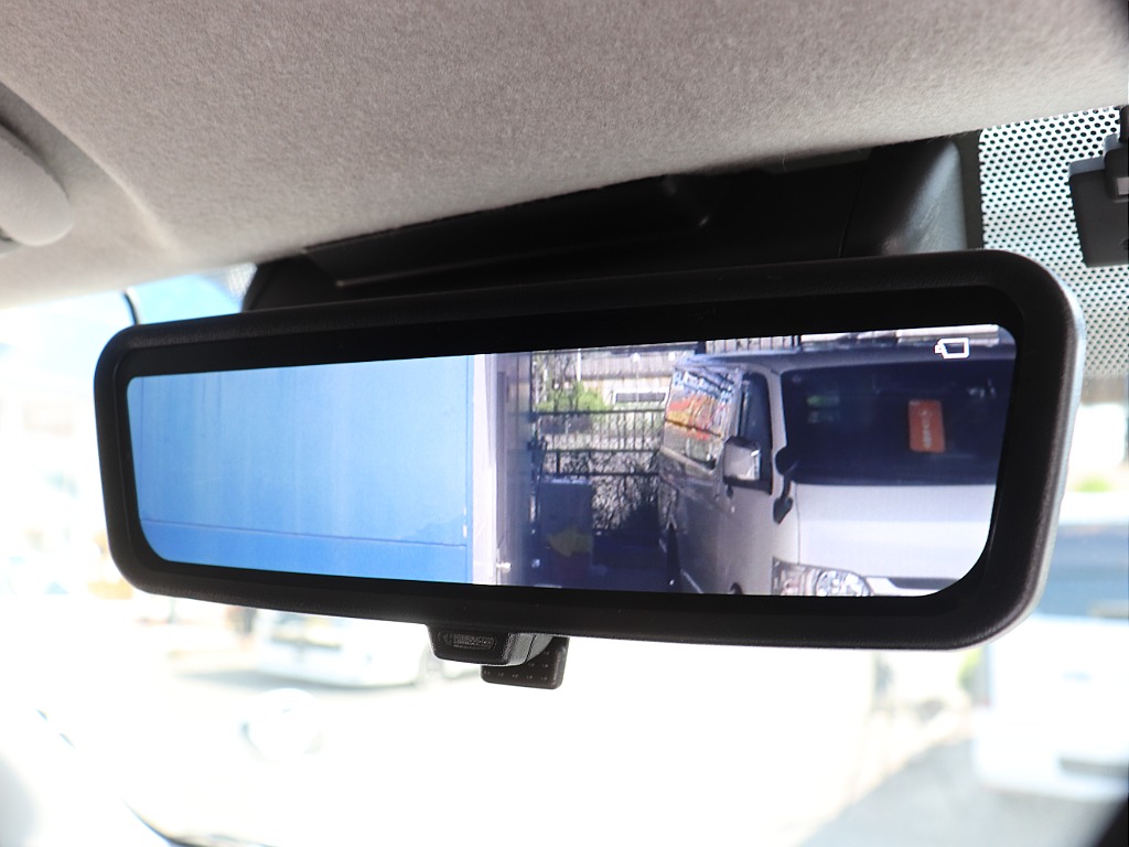 デジタルインナーミラーは後部に荷物がのっていても後方を映し出してくれます♪