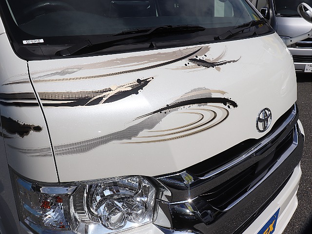 車中泊・アウトドア・ファミリーカーとして幅広く活躍する実用性の高い内装架装です。