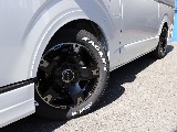 視覚的ローダウン効果のあるオーバーフェンダーを装着した足回りには、Delf0317インチAW、ナスカーホワイトレタータイヤをインストール