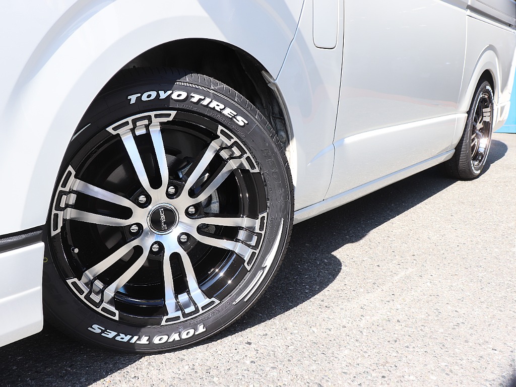 足回りには2インチローダウンを施工し、67ROKUNANA Delf02 18インチアルミホイールとTOYO H30タイヤを組み合わせることで、引き締まったスタイルに仕上げています。