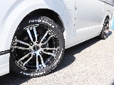 足回りには2インチローダウンを施工し、67ROKUNANA Delf02 18インチアルミホイールとTOYO H30タイヤを組み合わせることで、引き締まったスタイルに仕上げています。