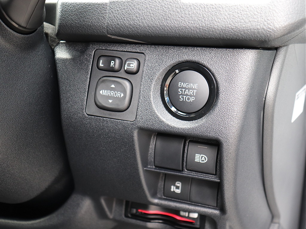 プッシュスタートスマートエントリー、自動ドアの開閉操作は運転席からも可能です