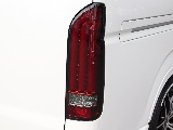リアビューを一気に引き締める、FLEX アルティメットテール。スタイリッシュなLEDデザインで、後ろ姿に圧倒的な存在感をプラス。