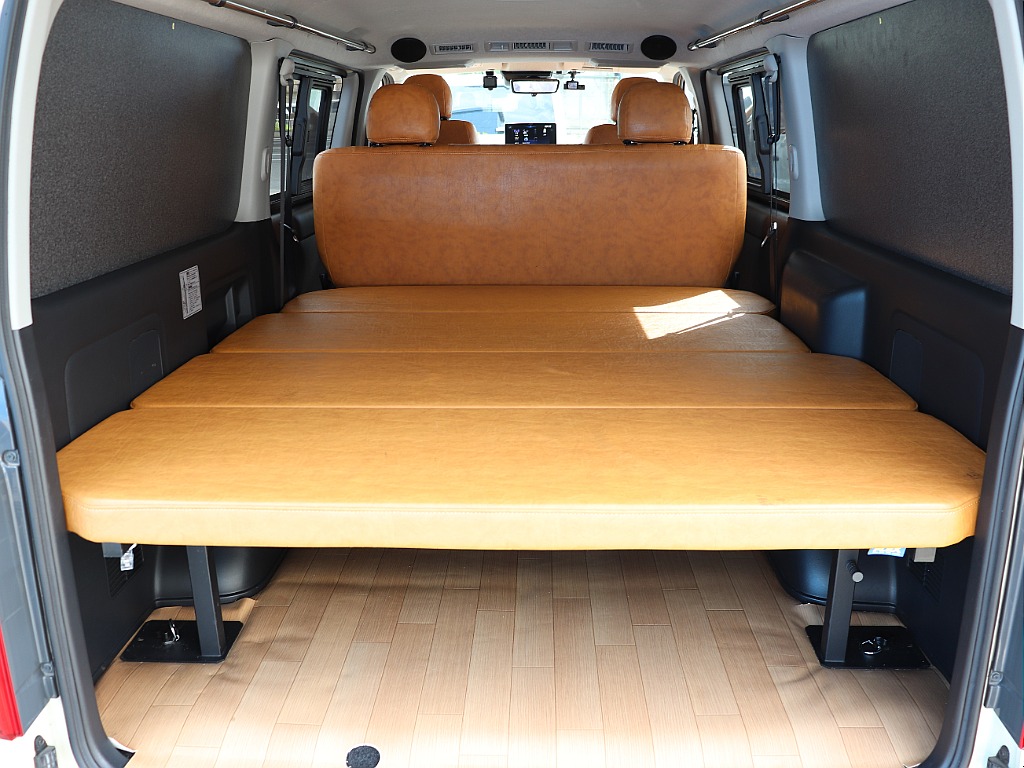 ベッドキットTYPE2キャメルもついてて、快適な車中泊も可能です！