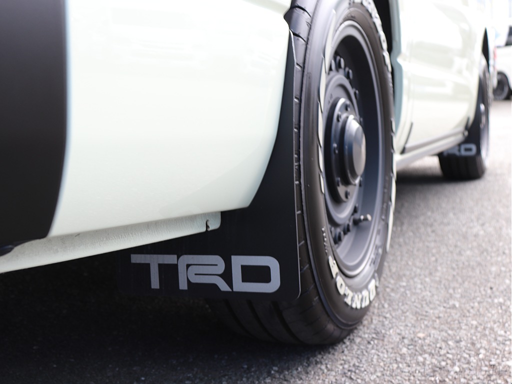 TRDマッドフラップ(ブラック)で足元をおしゃれに見せつつ、雨の日のドライブも安心です◎