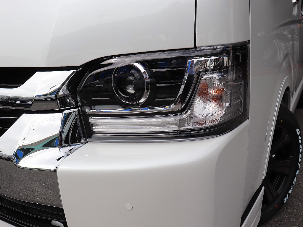 Bi-Beam（バイビーム）LEDヘッドランプは、1灯の光源だけでロービーム（近目）とハイビーム（遠目）の切り替えを行える先進的なヘッドライトシステム