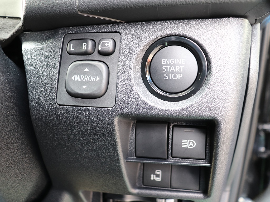 プッシュスタートスマートエントリー、パワースライドドアは運転席からも可能です
