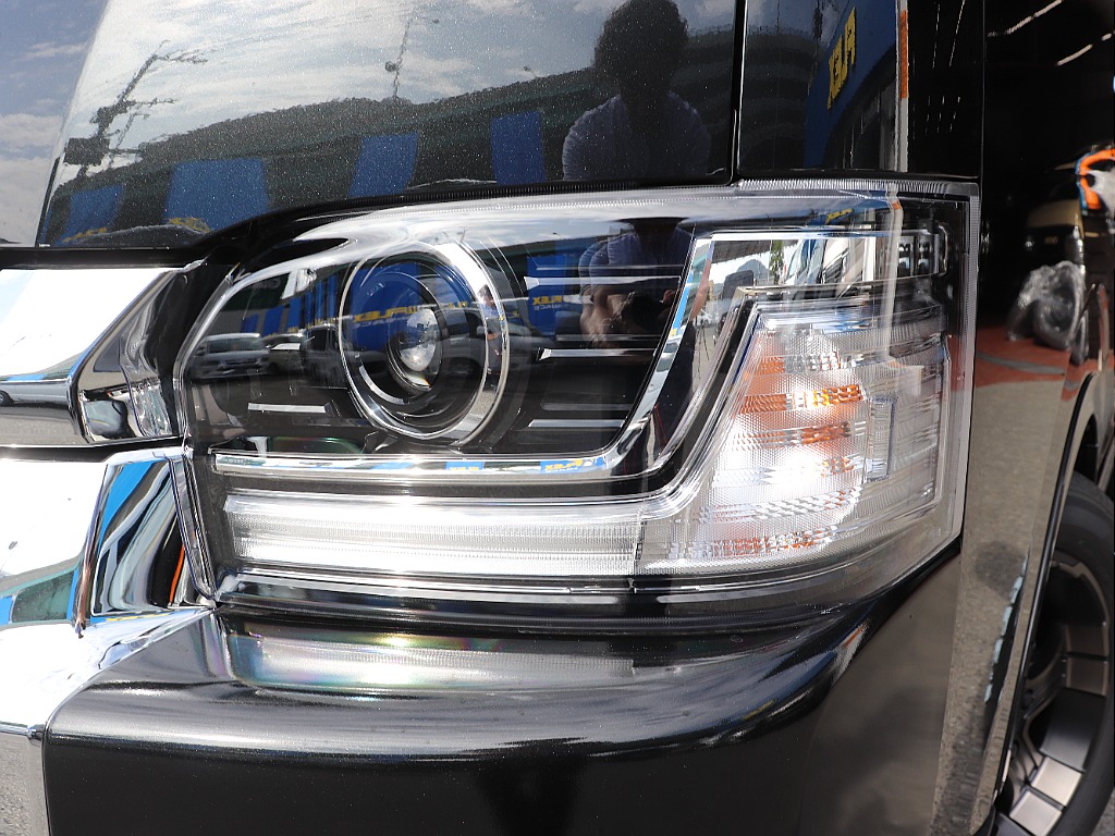 i-Beam（バイビーム）LEDヘッドランプは、1灯の光源だけでロービーム（近目）とハイビーム（遠目）の切り替えを行える先進的なヘッドライトシステム