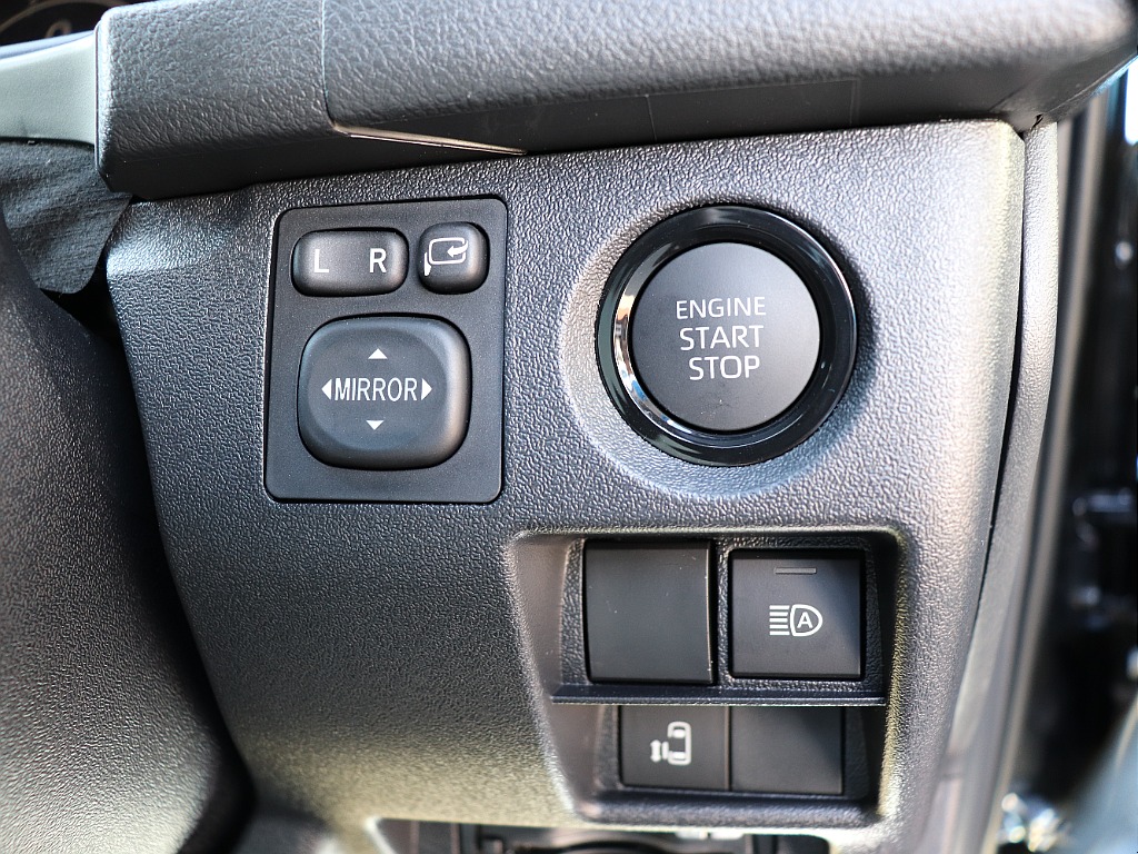 プッシュスタートスマートエントリー！自動ドアの開閉操作は運転席からも可能です