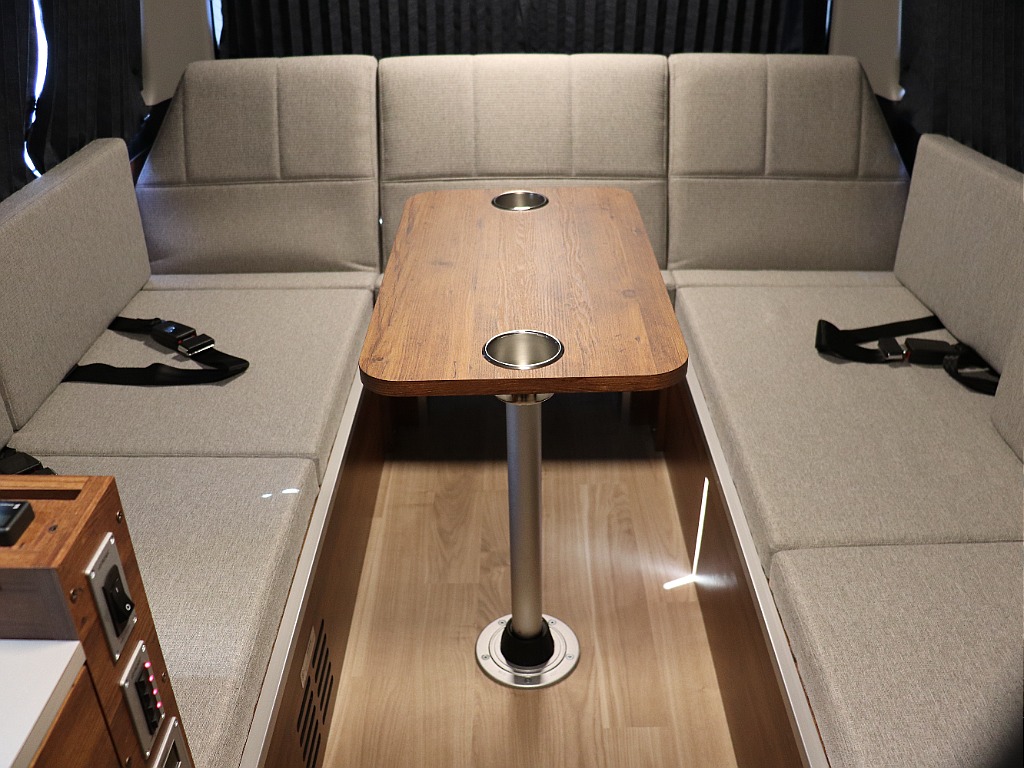 トヨタ&nbsp;ハイエース&nbsp;ワゴン2.7GLロング ミドルルーフ&nbsp;MOBYDICK【ORCA】&nbsp;福岡県の詳細画像&nbsp;その3